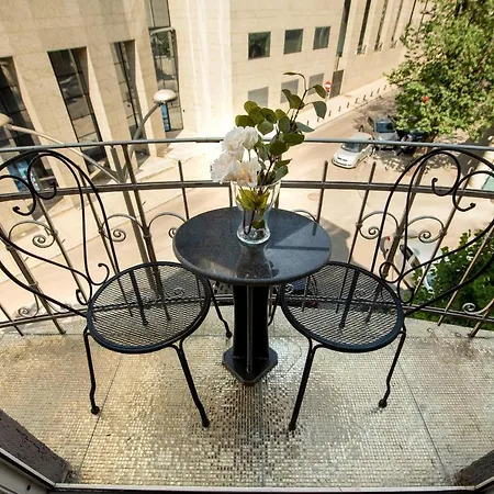 Ultracentral 2br With Balcony & Unique Design