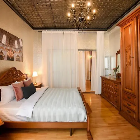 Ultracentral 2br With Balcony & Unique Design Apartment